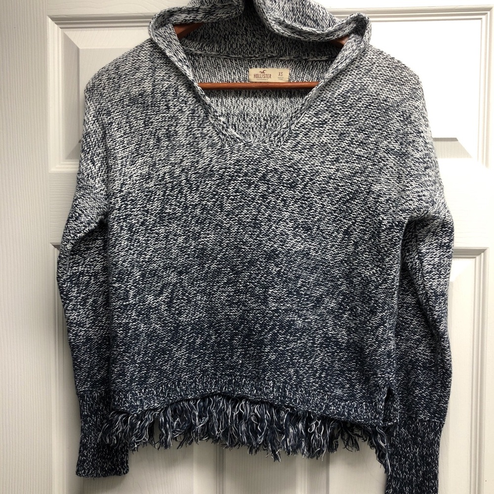 Hollister XS Women’s Gradient Navy & White V-Neck Fringe Sweater